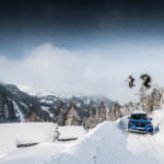 Wandbild Skifahrer springen über Auto