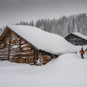 Wandbild Winter tiefverschneite Hütte Freerider