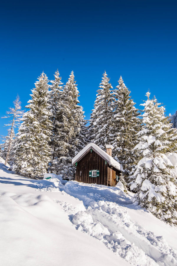 Winterabgeschiedenheit: Verträumte Hütte in den Alpen
